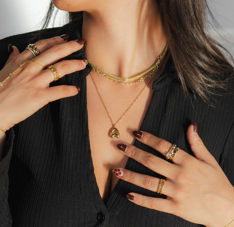 BUBBLE LETTER NECKLACE | GOLD