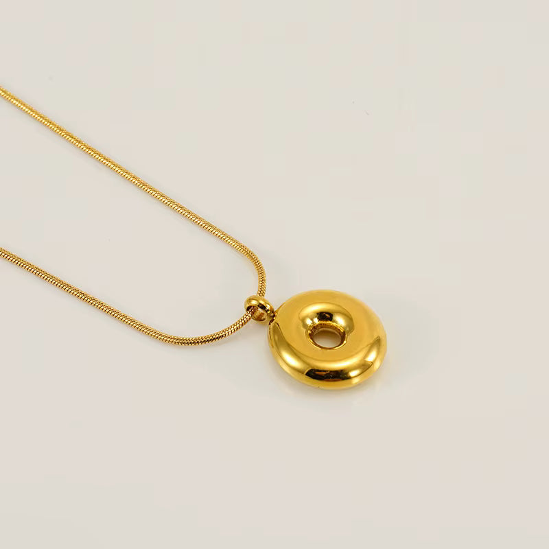 BUBBLE LETTER NECKLACE | GOLD