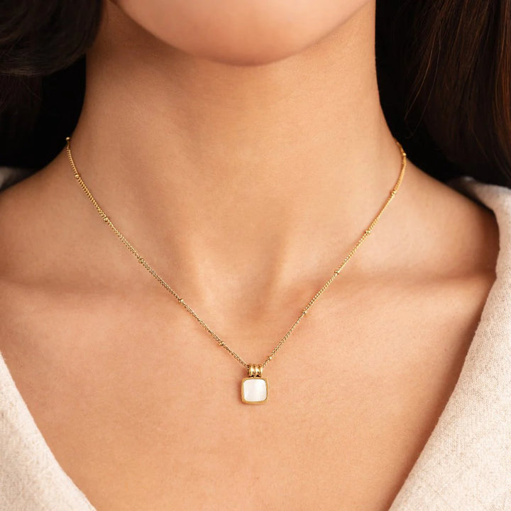 DEBBY WHITE NECKLACE | GOLD